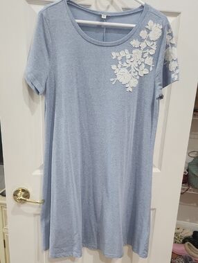 SPENSE DRESS LIGHT BLUE WITH WHITE FLORAL APPLIQUE. SZ XL. BUST 42", LENTH 38"